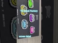 Etichette di abbigliamento in tessuto su misura tessuto ricamato cerotti lavabili caratteristica