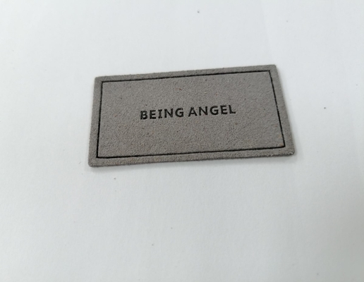 Microfiber ha impresso l'etichetta di cuoio dell'unità di elaborazione di logo cuce su abbigliamento personalizza la progettazione