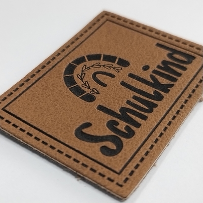 Microfiber ha impresso l'etichetta di cuoio dell'unità di elaborazione di logo cuce su abbigliamento personalizza la progettazione