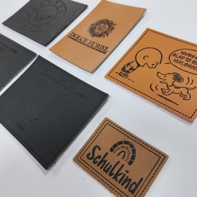 Microfiber ha impresso l'etichetta di cuoio dell'unità di elaborazione di logo cuce su abbigliamento personalizza la progettazione