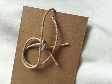 L'etichetta di caduta della carta kraft di Brown Di 3 colori, cotone di 3mm/caduta su ordinazione dell'indumento cavo di tela etichetta