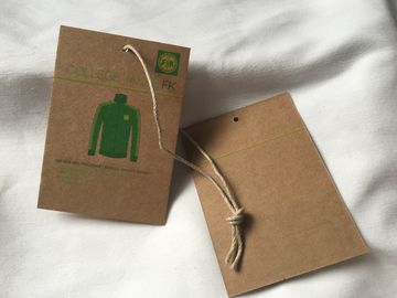 L'etichetta di caduta della carta kraft di Brown Di 3 colori, cotone di 3mm/caduta su ordinazione dell'indumento cavo di tela etichetta