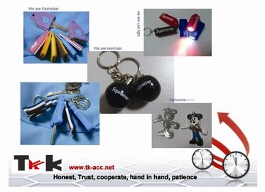 I regali promozionali personali novità hanno impresso il PVC Keychain di logo con la luce del LED