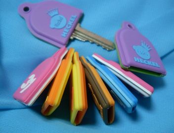I regali promozionali personali novità hanno impresso il PVC Keychain di logo con la luce del LED
