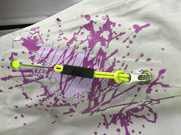 Tirate creative della chiusura lampo del cappotto di colore verde, tirate personali della chiusura lampo per i rivestimenti