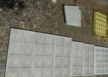 Le toppe di gomma su ordinazione di logo 3D di Fashionalbe, iniezione cucono sulla toppa della maglietta