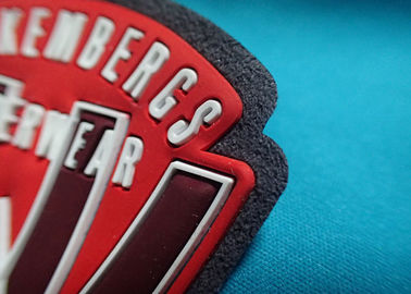 Il logo su ordinazione ha impresso le toppe autoadesive dell'abbigliamento, etichette della gomma del silicone 3D