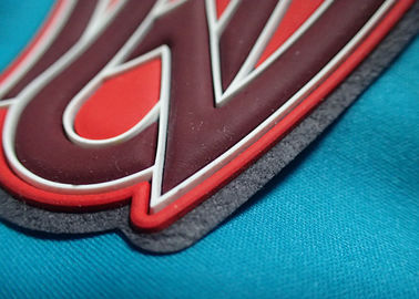 Il logo su ordinazione ha impresso le toppe autoadesive dell'abbigliamento, etichette della gomma del silicone 3D