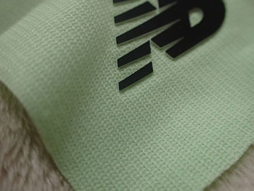 Due etichette dell'abbigliamento del trasferimento di calore del silicio di colore di strati con il tatto della mano molle per l'indumento all'aperto