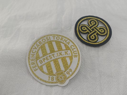 Disegno di logo squisito personalizzato ricamato su tessuti per abbigliamento