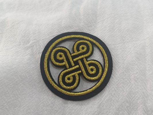 Disegno di logo squisito personalizzato ricamato su tessuti per abbigliamento