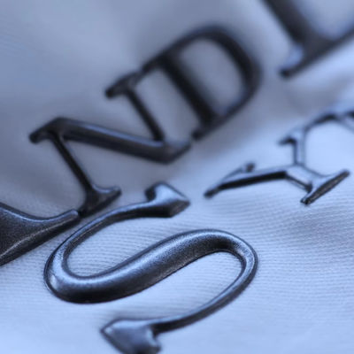 Lettere di design personalizzate Etichetta di marca in rilievo ad alta frequenza 3D TPU Logo Trasferimento di calore Ferro sulle etichette per abbigliamento