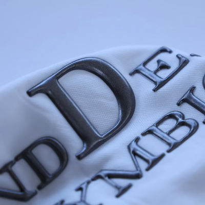 Lettere di design personalizzate Etichetta di marca in rilievo ad alta frequenza 3D TPU Logo Trasferimento di calore Ferro sulle etichette per abbigliamento