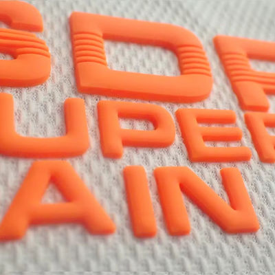 Etichetta di silicone a iniezione di muffa personalizzata Lavabile 3D Logo di silicone morbido Trasferimento termico Badge di silicone