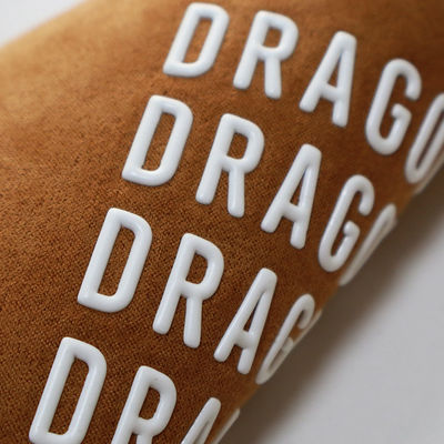 Lettere di design personalizzate Etichetta di marca in rilievo ad alta frequenza 3D TPU Logo Trasferimento di calore Ferro sulle etichette per abbigliamento