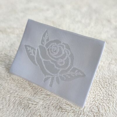 Produttore OEM ODM Etichette in rilievo di tessuto morbido Etichette di logo tessuto Tag collo Etichette per abbigliamento