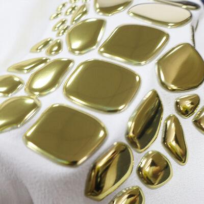 Etichetta di trasferimento di calore TPU in oro metallico su misura - Emblema di forma irregolare per abbigliamento di lusso e abbigliamento di moda