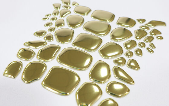 Etichetta di trasferimento di calore TPU in oro metallico su misura - Emblema di forma irregolare per abbigliamento di lusso e abbigliamento di moda