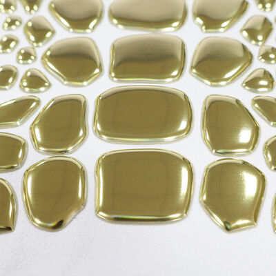 Etichetta di trasferimento di calore TPU in oro metallico su misura - Emblema di forma irregolare per abbigliamento di lusso e abbigliamento di moda