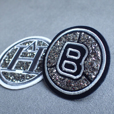 Distintivo Personalizzato Ricamato per Abbigliamento Etichetta 100% Ricamo a Macchina Toppe e Distintivi Termoadesivi Con