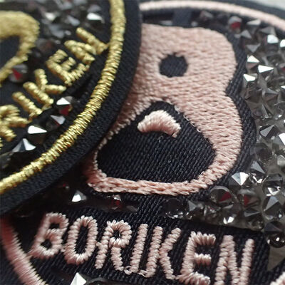 Distintivo Personalizzato Ricamato per Abbigliamento Etichetta 100% Ricamo a Macchina Toppe e Distintivi Termoadesivi Con