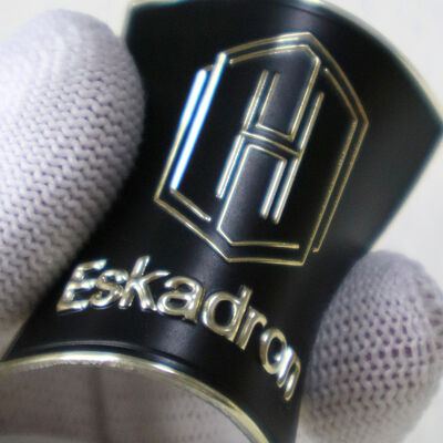 Etichetta personalizzata in TPU per voltaggio | Logo dorato in rilievo 3D per abbigliamento equestre