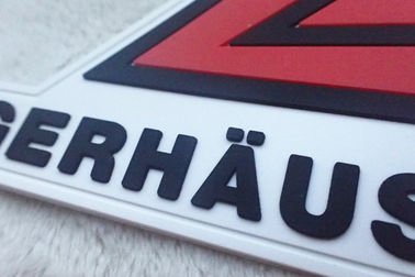 Il rosso ed il bianco hanno impresso i distintivi del silicio hanno personalizzato le toppe di gomma molli del PVC del logos
