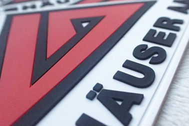 Il rosso ed il bianco hanno impresso i distintivi del silicio hanno personalizzato le toppe di gomma molli del PVC del logos