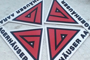 Il rosso ed il bianco hanno impresso i distintivi del silicio hanno personalizzato le toppe di gomma molli del PVC del logos