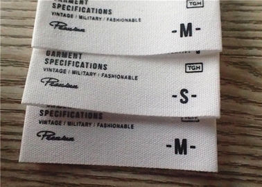Etichette dell'abbigliamento tessute cotone con il logo bianco del grafico di stampa e del fondo