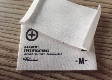 Etichette dell'abbigliamento tessute cotone con il logo bianco del grafico di stampa e del fondo