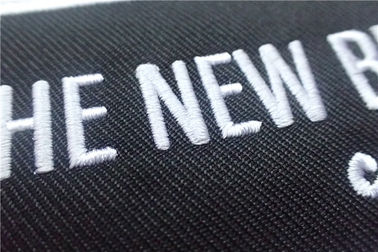 Le toppe su ordinazione/adesivo dell'abbigliamento del poliestere nero lavabile hanno ricamato le toppe