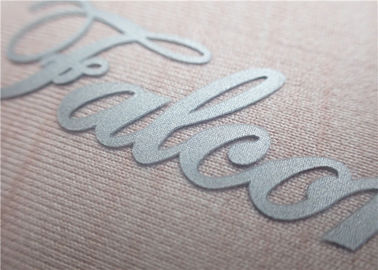 La personalizzazione delle etichette dell'abbigliamento del trasferimento di calore di colore e della fonte/calore del silicio preme le etichette