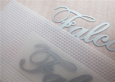La personalizzazione delle etichette dell'abbigliamento del trasferimento di calore di colore e della fonte/calore del silicio preme le etichette