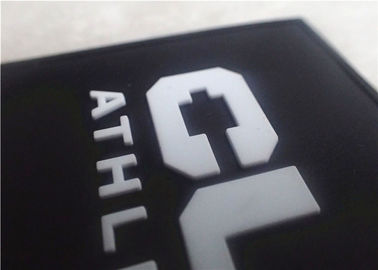Carattere bianco impresso con le toppe molli del PVC del fondo nero con la linea di cucito