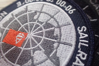 Le toppe su ordinazione/adesivo dell'abbigliamento del poliestere nero lavabile hanno ricamato le toppe