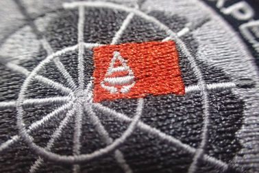 Le toppe su ordinazione/adesivo dell'abbigliamento del poliestere nero lavabile hanno ricamato le toppe