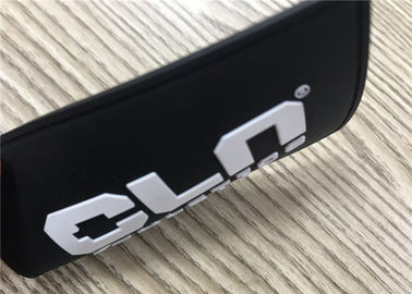 Carattere bianco impresso con le toppe molli del PVC del fondo nero con la linea di cucito