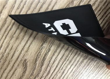 Carattere bianco impresso con le toppe molli del PVC del fondo nero con la linea di cucito
