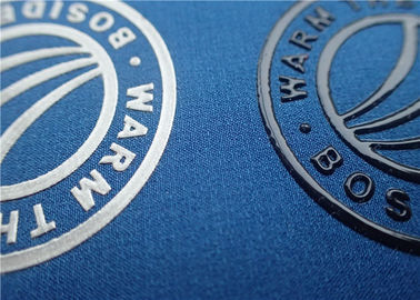 Etichette dell'abbigliamento del trasferimento di calore del silicio di stampa dello schermo con il logo brillante di marca della superficie di colore
