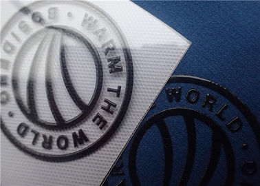 Etichette dell'abbigliamento del trasferimento di calore del silicio di stampa dello schermo con il logo brillante di marca della superficie di colore