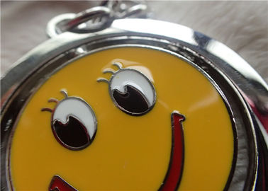 Colori i regali promozionali personali d'argento della catena chiave con il fronte giallo sorridente rotabile