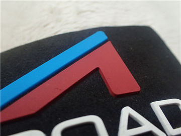 Il logo di gomma doppio del silicone 3D di colore rattoppa Microfiber nero molle ha piantato