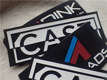 Il logo di gomma doppio del silicone 3D di colore rattoppa Microfiber nero molle ha piantato