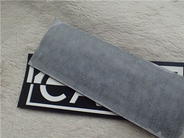 Il logo di gomma doppio del silicone 3D di colore rattoppa Microfiber nero molle ha piantato