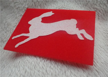 Logo d'affollamento monocromatico del trasferimento di calore della breve peluche per colore rosso luminoso dell'abbigliamento