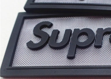 Rete decorativa del metallo di modo con le toppe di gomma dell'etichetta del silicone per gli indumenti