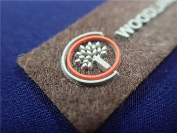 L'abbigliamento su ordinazione di OEKO rattoppa il colore del doppio dello stampaggio ad iniezione sul logo tessuto non di modo 3D