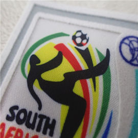 Trasferimento di calore della coppa del Mondo della FIFA che si affolla le toppe multicolori per la decorazione degli abiti sportivi