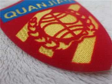 Il ferro molle sul logos per i vestiti mette l'affollamento in cortocircuito monocromatico della peluche su Tatami